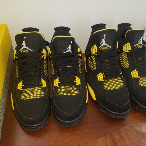 JORDAN 4 RETRO THUNDER..DS...SZ 11....100% AUTHENT - Picture 1 of 4